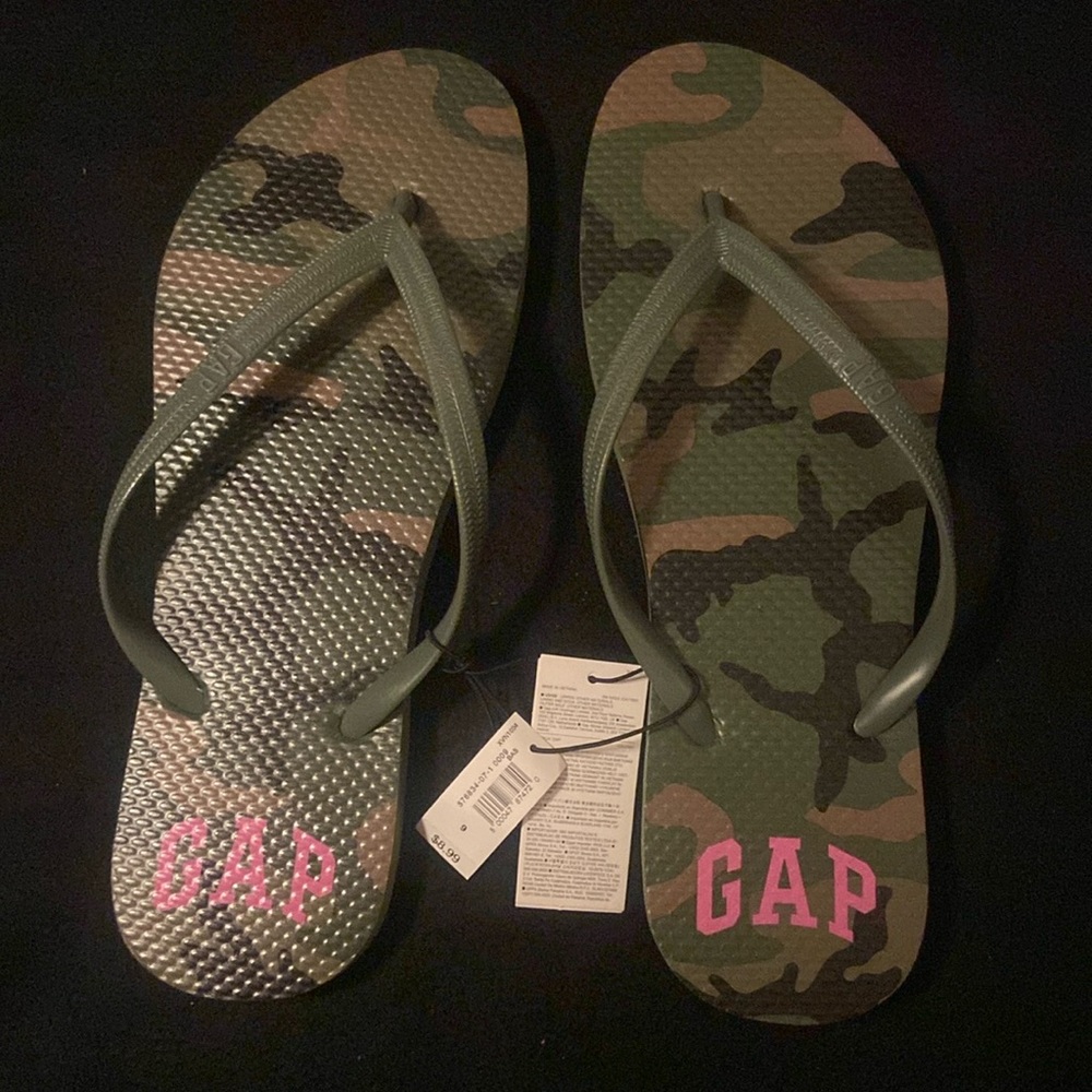 GAP women’s size 9 army fatigue with letters written in hot pink flip flops.